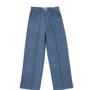 Lisa Says Gah Robyn Jeans in light indigo.